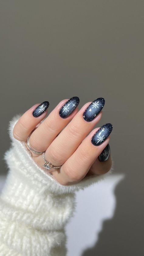 🌌❄️✨ the mystique of winter nights with glittery dark blue aura nails, because magic happens after dark. *all products are linked on my… | Instagram Blue Christmas Nails, New Years Nails, New Years Nail Designs, Aura Nails, Airbrush Nails, Sweet Party, Winter Nails Acrylic, Blue Nail, Sparkly Nails