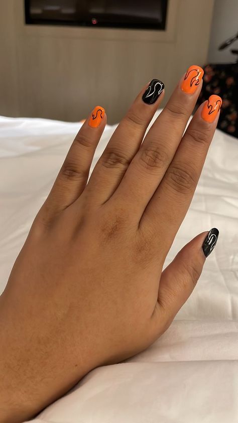 Black and orange glossy nails with flame designs Orange And Black Nails Acrylic, Black And Orange Nail Designs, Orange And Black Nail Designs, Orange And Black Nails, Short Coffin Ombre, Halloween Nails Orange, Black And Orange Nails, Small Living Area, Ombre Nails Short