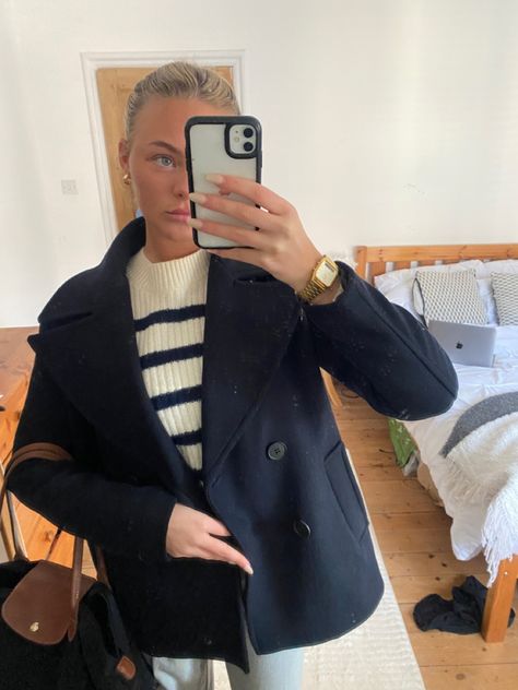 Navy Coat Outfits For Women, Longchamp Navy Outfit, Navy Jacket Outfit Winter, Navy Blue Jacket Outfit, Navy Blue Coat Outfit, Navy Jacket Outfit, Blue Coat Outfit, Stockholm Winter, Trenchcoat Style