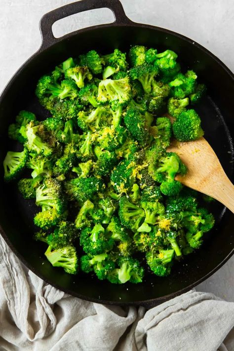 Broccoli Recipes Sauteed, Healthy Broccoli Recipes, Frozen Broccoli Recipes, Steamed Broccoli Recipes, Easy Broccoli Recipes, Sautéed Broccoli, Broccoli Recipes Healthy, Cook Broccoli, Broccoli Sauteed