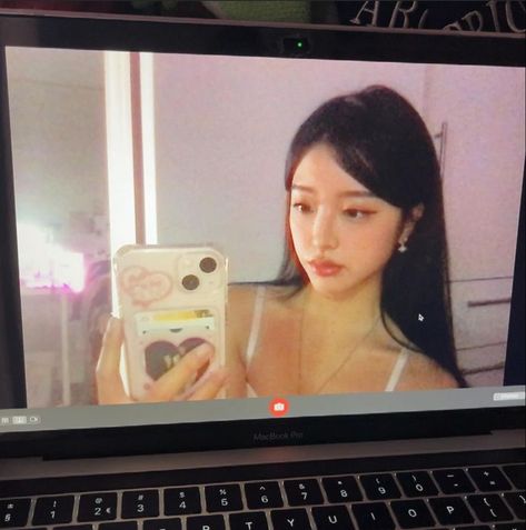 Laptop Selfie Poses, Ann Liang, Foto Ideas Instagram, Instagram Photo Inspiration, Cute Poses For Pictures, Pose Reference Photo, How To Pose, Instagram Inspo, Cute Poses