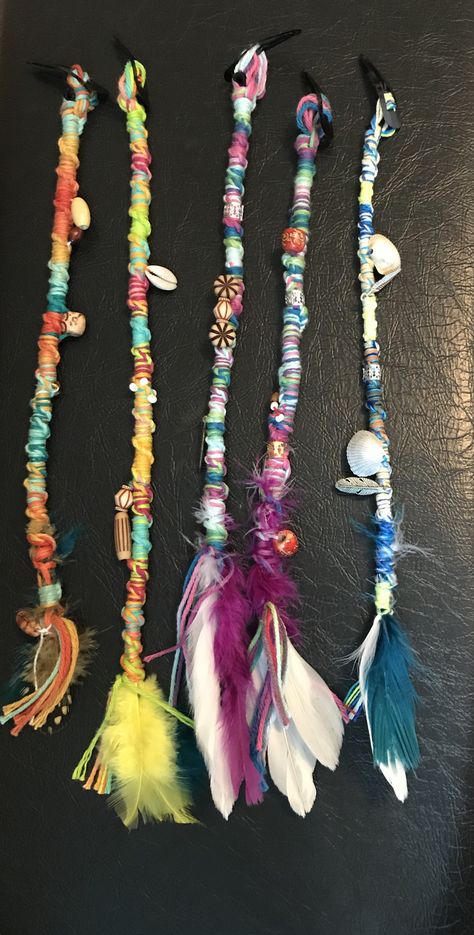 Hair Jewelry Aesthetic, Hairwraps Hippie, Hair Raps Ideas, Hair Wraps Short Hair, Diy Hair Charms, Hippie Hair Wraps, Hair Wrap Designs, Hair Wrap Ideas, Beads In Hair