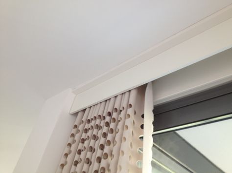 Wooden cover to hide curtain tops How To Hide Curtain Rods, Hide Curtain Rod, Ceiling Design Bedroom, Ceiling Ideas, Master Bed, Bed Ideas, Design Bedroom, Curtain Rod, Curtains Living Room