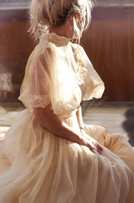 10 Victorian-Inspired Wedding Gowns To Swoon For | PreOwned Wedding Dresses 1970s Wedding Dress, 1970s Wedding, Look Retro, Wedding Company, Victorian Wedding, Vestidos Vintage, Nature Wedding, 여자 패션, Wedding Dresses Vintage