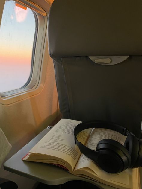 airplane mood Reading On Airplane Aesthetic, Reading On Plane, Plane Vibes, Fantasy Lifestyle, Airplane Aesthetic, Travel Plane, Flight Mode, Airport Aesthetic, Airport Photos