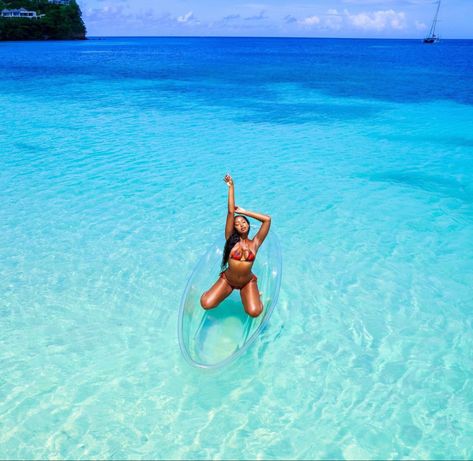 Clear Boat Photoshoot Turks, Clear Kayak Photoshoot Couple, Turks And Caicos Aesthetic Girl, Turks And Caicos Boat Pictures, Glass Boat Photoshoot, Turks And Caicos Clear Kayak, Kayak Photoshoot Ideas, Clear Kayak Photoshoot Black Women, Clear Kayak Photoshoot Ideas