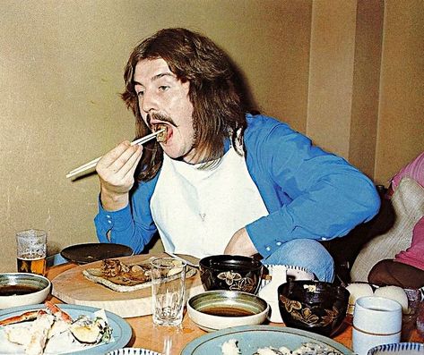 Led Zeppelin's John Bonham eating diner at a Hiroshima hotel in September 1971 Zed Leppelin, Robert Plant Led Zeppelin, Best Rock Bands, John Paul Jones, Greatest Rock Bands, John Bonham, Led Zep, John Henry, Jimmy Page