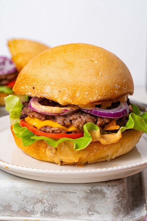 Healthy Smash Burger Recipe (High Protein & Low Calorie) Low Cal Burgers, High Protein Burger, Low Cal High Protein, Baked Mahi Mahi, Protein Burger, Smash Burger Recipe, Sugar Free Ketchup, Smash Burgers, Crispy Beef