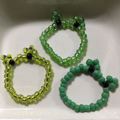 Green Kandi Bracelets, Frog Kandi, Frog Perler Beads, Frog Beads, Rave Kandi Ideas, Beaded Frog, Kandi Designs, Pulseras Aesthetic, Rave Kandi