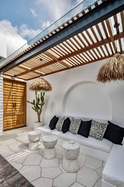 Buttonscarves x Young Villa: Canggu Luxury 2 BR - Houses for Rent in Kuta Utara, Bali, Indonesia - Airbnb Ruang Tamu Outdoor, Modern Villas, Bali House, Terrace Garden Design, Courtyard Gardens Design, Canggu Bali, Rooftop Terrace Design, Backyard Renovations, Casa Exterior