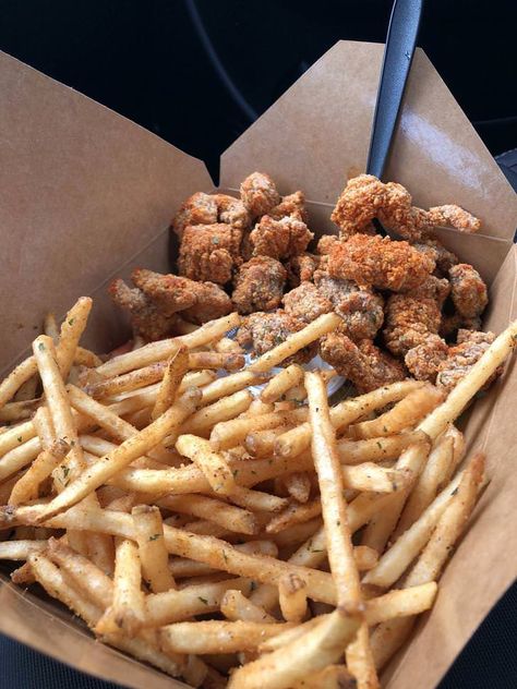 popcorn chicken Chicken Aesthetic, Eating Photography, Zero Degrees, Fast Food Drinks, Chicken Fries, Food Tags, Popcorn Chicken, Dinner Meals, Online Food