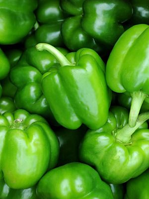 green pepper for antioxidants Green Foods, Verde Smeraldo, Green Inspiration, Green Peppers, Everyday Health, Green Bell Peppers, Simple Green, Greens Recipe, Fruit And Veg