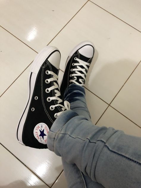 Converse Ootd, Converse Ideas, Streetwear Shoes, Sneakers Converse, High Top Sneaker, Aesthetic Shoes, Converse Sneakers, Aesthetic Grunge, Converse Chuck Taylor High