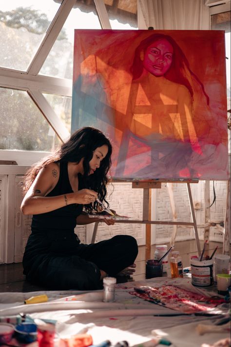 Photoshoot portrait of a painter in her artist's studio. Painting self-portrait in Ubud, Bali. #photoshoot #photography #portrait #artist #painter Bali Photoshoot, Painter Photography, Painters Studio, Studio Painting, Studio Photoshoot Ideas, Female Painters, Artsy Photography, Photoshoot Portrait, Artist Branding