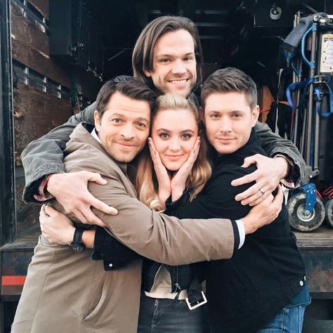 Claire, Dean, Sam, and Cas There is too much pretty in this picture! I can't handle it. Chevrolet Impala 1967, Leisha Hailey, Claire Novak, Colin Ford, Emmanuelle Vaugier, Supernatural Series, Supernatural Dr, People Hugging, Bobby Singer