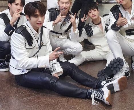 Stray Kids Converse Run Star Hike, Converse Run Star Hike Kpop, Stray Kids Converse, Skz Converse, Star Hike Converse Outfit, Converse Star Hike, Converse Run Star Hike Outfit, Run Star Hike Converse, Converse Run Star Hike