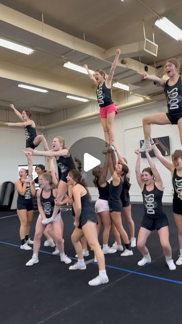 Easy Stunts Cheerleading, Cheer Formations For 20, Cheer Formations, Easy Cheerleading Stunts, Easy Cheer Stunts, Cheer Videos, Easy Cheers, Cheer Pyramids, Cheerleading Videos