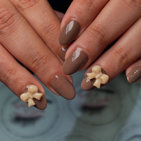 Chic and cozy with brown nails topped with a delicate light brown bow. 🎀✨ Brown Nails With Bow, Checkered Nails, Bunny Nails, Beige Nails, Chocolate Bunny, Brown Nails, Nail Inspo, Light Brown, Nail Art