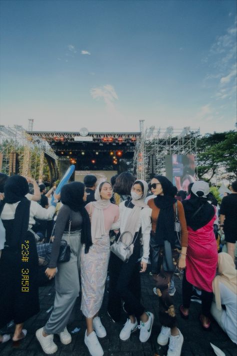 Concert Pose, Pallazo Pant, Ootd Concert, Outfit Hijab Ideas, Outfit Konser, Universal Studios Outfit, Oversized Shirt Outfit, Sisters Photoshoot Poses, Sisters Photoshoot