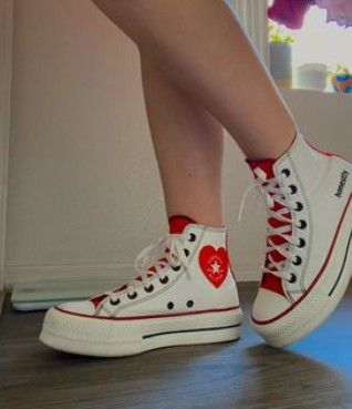 Converse Customized Ideas, Customize Converse Shoes, Cute Customized Converse, Customized Converse Ideas, Cute Custom Converse, Painted Converse Ideas, Valentines Day Converse, Custom Converse Ideas, Sneakers Painting Ideas