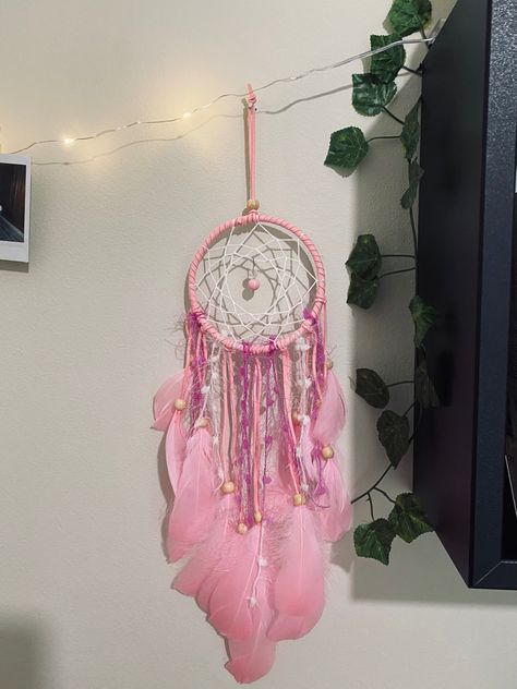 #pink #dreamcatcher #aesthetic #summervibes #room #roomdecoration #roomdecorbedroom #bedroomideas #bedroominspo #bedroomdecoration Dreamcatchers Aesthetic, Mona Core, Dream Catcher Aesthetic, Dreamcatcher Aesthetic, Dream Catcher Room, Dream Catcher Pink, Pink Dream Catcher, Pink Dreamcatcher, Hang Over