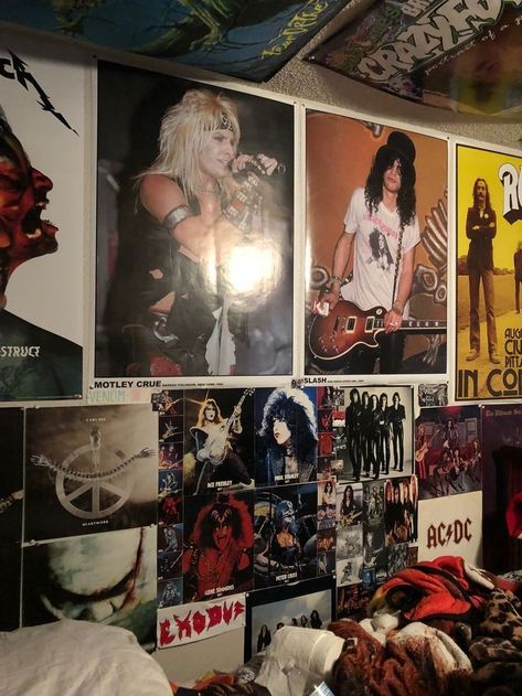 Rock Apartment Decor, Rock Music Room Decor, Metalhead Bedroom Ideas, Pfp Inspo Aesthetic, Metal Room Ideas, Rock Themed Bedroom, Heavy Metal Bedroom, Metalhead Room Decor, Metalhead Bedroom