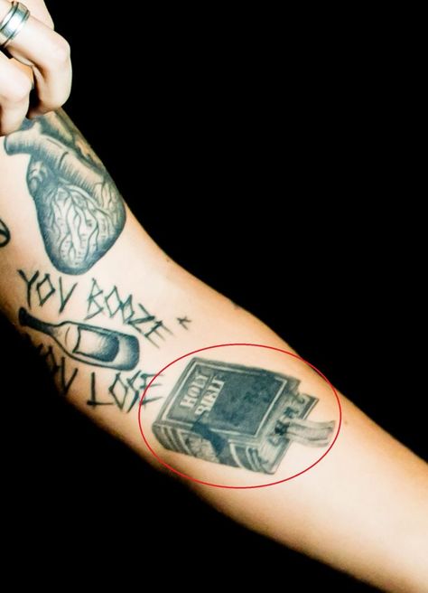 Harry Styles’ 52 Tattoos & Their Meanings – Body Art Guru Lion Minimalist, Harry Styles Inspired Tattoos, Hanger Tattoo, Bible Tattoo, Harry Styles Butterfly, Harry Tattoos, Left Arm Tattoos, Bible Tattoos, Shamrock Tattoos