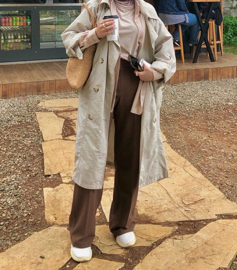 Beige Trench Coat Outfit Hijab, Beige Raincoat Outfit, Beige Jeans Outfit, Jeans Outfit Hijab, Beige Trench Coat Outfit, Outfit Modest, Raincoat Outfit, Brown Trench Coat, Beige Jeans