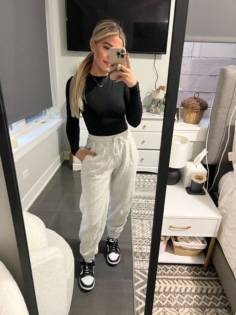 Sweats Fall Outfits, Comfy Outfit Sweatpants, Cute Sweatpants Outfit Fall, Cute Winter Outfits Sweatpants, Comfy Fall Outfits Sweatpants, Womens Sweatpants Outfits, Relaxed Winter Outfits, Fall Sweatpants Outfits, Sweatpants Winter Outfit