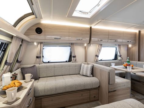 Luxury Interior Bedroom, Luxury Caravans, Motorhome Interior, Caravan Makeover, Bahasa Jepun, Bed At Night, Luxury Motorhomes, Bus Living, Luxury Van