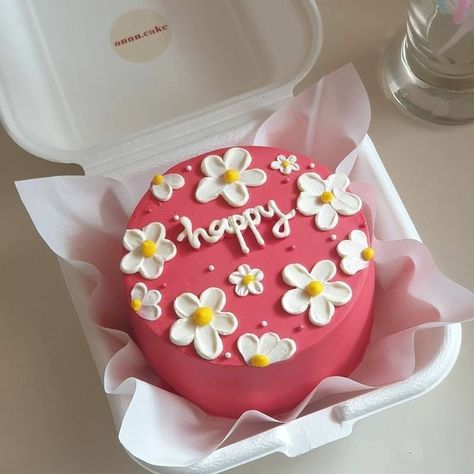 Happy Birthday Lunchbox Cake, Mini Pasteles Aesthetic, Lunch Box Cakes Birthday, Pasteles Minis Aesthetic, Flower Cake For Kids, Kue Mini Aesthetic, Minicakes Design, Cute Lunchbox Cakes, Bento Box Cake Aesthetic