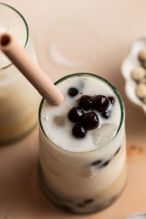 Refreshing lychee milk tea served with tapioca pearls! So much cheaper than store-bought, ULTRA easy & packed with lychee flavor. Hot summer days are so much more pleasant when you drink boba, right? This one uses canned lychee to create a fresh tea base you simply HAVE to taste. You'll need just 5 ingredients for this fresh lychee bubble tea recipe. Don't worry if you've never made your own boba before - I'll walk you through the simple process with step-by-step photos! Lychee Bubble Tea, Drink Boba, Bubble Tea Recipe, Fresh Tea, Boba Drink, Fast Foods, Bubble Milk Tea, Tapioca Pearls, Tea Recipe