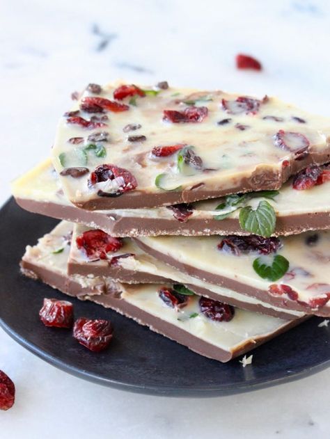 Vegan Christmas Chocolate Bark Recipe with Cranberries and Mint Chocolate Mint Recipes, Christmas Chocolate Bark Recipes, Christmas Chocolate Bark, Chocolate Bark Christmas, Salted Caramel Sauce Recipe, Snowballs Recipe, Chocolate Bark Recipe, Caramel Recipes Sauce, Vegan Caramel