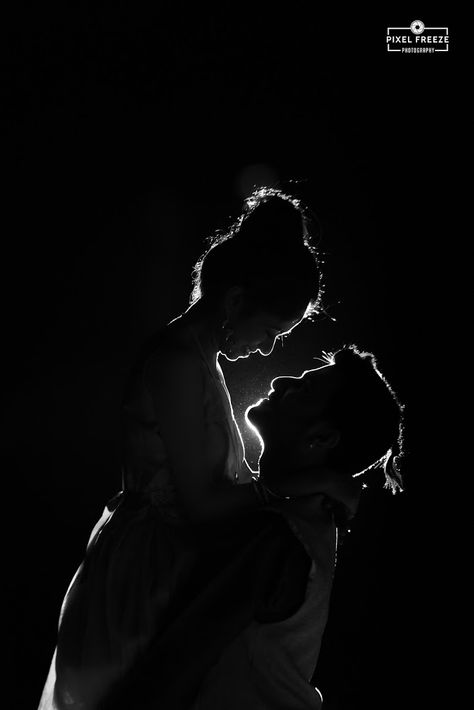 Night Wedding Photography, Indian Wedding Photography Couples, Bridal Photography Poses, Pre Wedding Shoot Ideas, Pre Wedding Photoshoot Outdoor, Silhouette Photography, Wedding Photoshoot Poses, Romantic Couples Photography, Indian Wedding Photography Poses