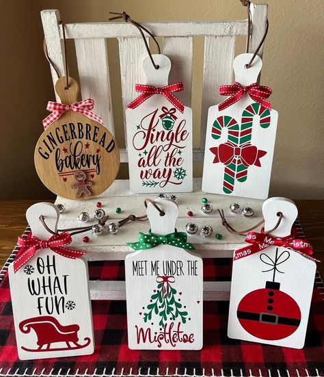 Cricut Chopping Board, Loklik Ideas, Christmas Shelf Decor, Wooden Christmas Decor, Christmas Tier Tray, Christmas Shelf, Chalk Ideas, Christmas Craft Show, Dollar Store Christmas Crafts