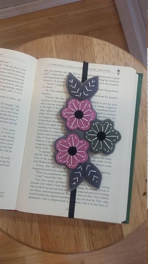 Simpul Makrame, Halloween Cross Stitch, Penanda Buku, Baby Mobil, Felt Bookmark, Idee Cricut, Creative Bookmarks, Halloween Cross Stitch Patterns, Bookmark Craft