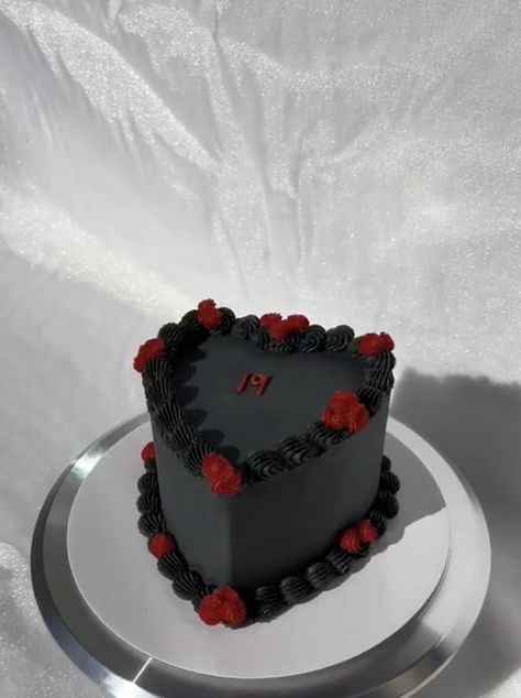 Black Red Cake, Vamp Birthday, Dark Theme Birthday Cake, Red And Black Cakes, Dark Cakes, Black Velvet Cake Birthdays, Goth Birthday Cake Simple, Dark Birthday Cake, Red And Black Birthday Cake