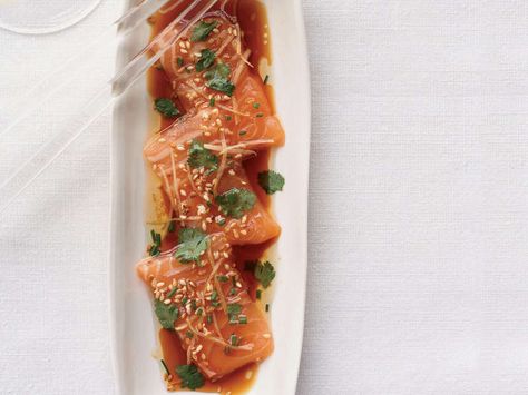 Salmon Sashimi with Ginger and Hot Sesame Oil Sesame Oil Recipes, Sashimi Recipe, Dessert Chef, Garlic Butter Salmon, Salmon Sashimi, Butter Salmon, Fish Recipes Healthy, Healthy Fish, Sushi Recipes