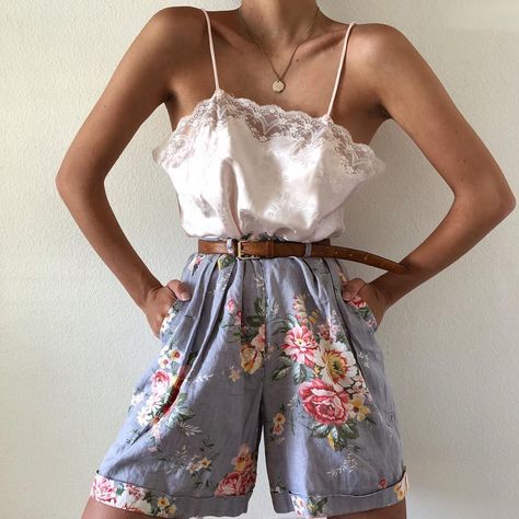 Vintage Outfits Aesthetic, High Waisted Floral Shorts, Celebrity Design, Going Out Outfits, Outfit Combinations, Floral Shorts, Outfits Aesthetic, Vintage Dior, Jeans Shorts