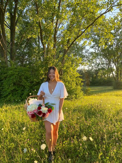 Holding Picnic Basket Pose, Flower Basket Photoshoot, Flower Picking Photoshoot, Poses Holding Flowers, Picnic Outfit Dress, Flower Garden Outfit, Flower Picking Outfit, Spring Picnic Outfit, Flower Field Outfit