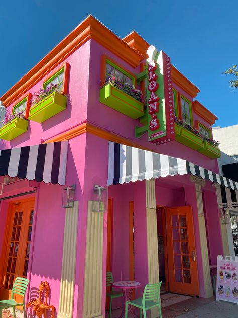 Colorful Cafe, Mexican Restaurant Decor, Spa Interior, Salou, Pink Houses, Cafe Shop, Ice Cream Shop, Shop Interior Design, Candy Shop