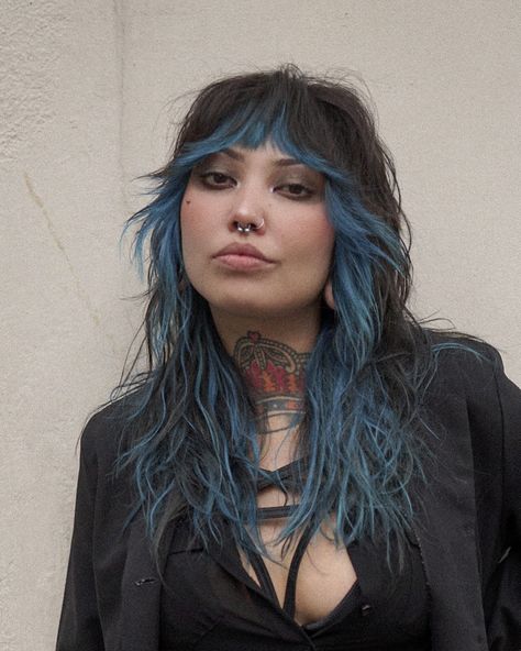 Looking for your hairdo inspiration? Are you a fan of Indie Sleaze cuts & ideas that are different and unique in their own way? If so, this articl... Blue Money Piece, Long Shaggy Hair, Unique Hair Cuts, Blue Money, Shaggy Haircut, Style In 2023, Haircuts For Women 2023, Color Block Hair, Shaggy Haircuts