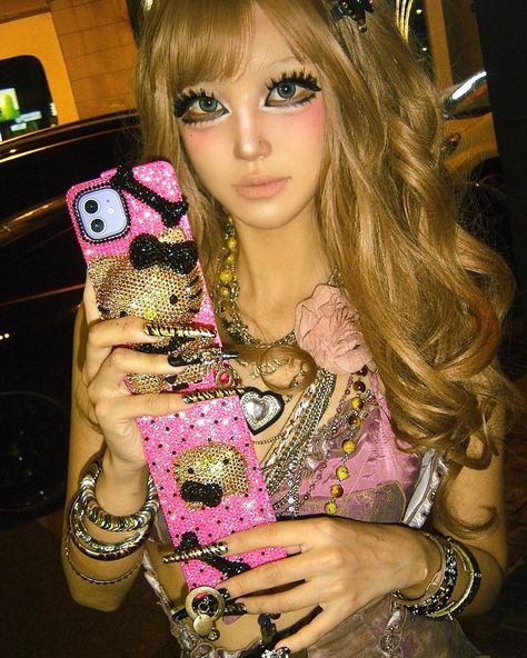 ★ 。ﾟ๑ | Instagram Y2k Phone Case, Gyaru Aesthetic, Hello Kitty Phone Case, Rhinestone Projects, Pink Hello Kitty, October 25, Beauty Standards, Rhinestone Jewelry, Aesthetic Makeup