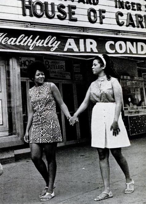 sisters Ludie Montgomery and Motown r&b singer  Thomasina "Tommie" (Tammie Terrell) Montgomery holding hands. 1960s Tammy Terrell, Florence Ballard, Tammi Terrell, Tamla Motown, African American Fashion, Vintage Black Glamour, Music Pics, Marvin Gaye, Black Celebrities