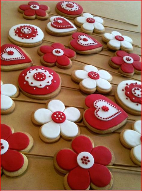 Valentine Cookies Decorated, Valentines Day Sugar Cookies, Kue Macaroon, Jul Mad, Cookies Cupcake, Valentine Sugar Cookies, White Cookie, Hearts And Flowers, Fondant Cookies