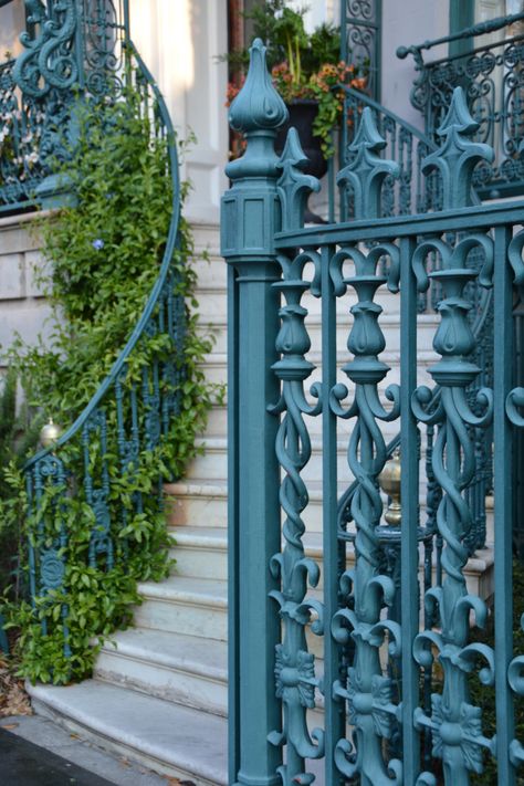 Wrought Iron Gate Charleston, South Carolina | © homeiswheretheboatis.net Garden Gate Colour Ideas, Railing Colour Ideas, Iron Gate Colour Ideas, Gate Colour Ideas Iron, Gate Colour Ideas, Modern Gates Design, Charleston Gates, Easy Landscaping Ideas, Modern Gates