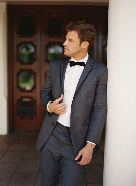 Wedding Suits Men Grey, Pose Pengantin, Groomsmen Poses, Groom Photoshoot, Mediterranean Wedding, Groomsmen Photos, Groom Pictures, Health Hacks, Groom Poses