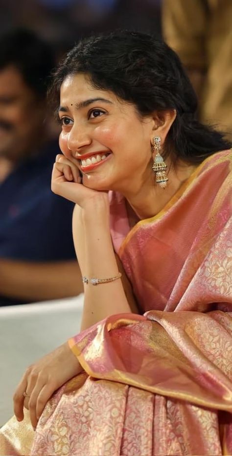 Sai Pallavi 4k Hd Images, Sai Pallavi Hd Images, Telugu Heroines, Long Hair Images, Sai Pallavi, Wallpaper Mobile, Punjabi Quotes, Boy Photography, Coimbatore