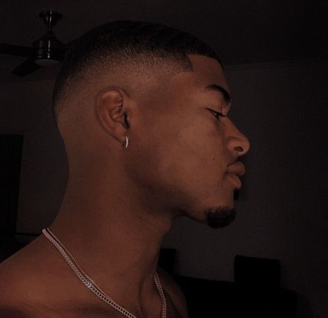 Low Fade Haircut Men's, Black Hair Cuts, Black Men Haircuts, Dark Skin Men, Mens Fade, Black Men Hairstyles, Men Haircut Styles, Corte De Cabelo Masculino, Photography Poses For Men