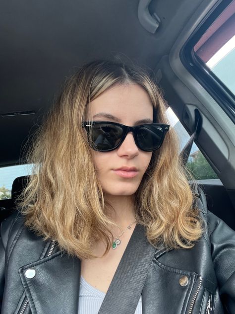 Rayban Black Sunglasses For Women, Rayban Aestethic, Rayban Wayfarer Women Outfit, Rayban Sunglasses For Women, Ray Ban Wayfarer Women, Black Sunglasses Aesthetic, Summer Glasses, Ray Ban Sunglasses Women, Pinterest Style